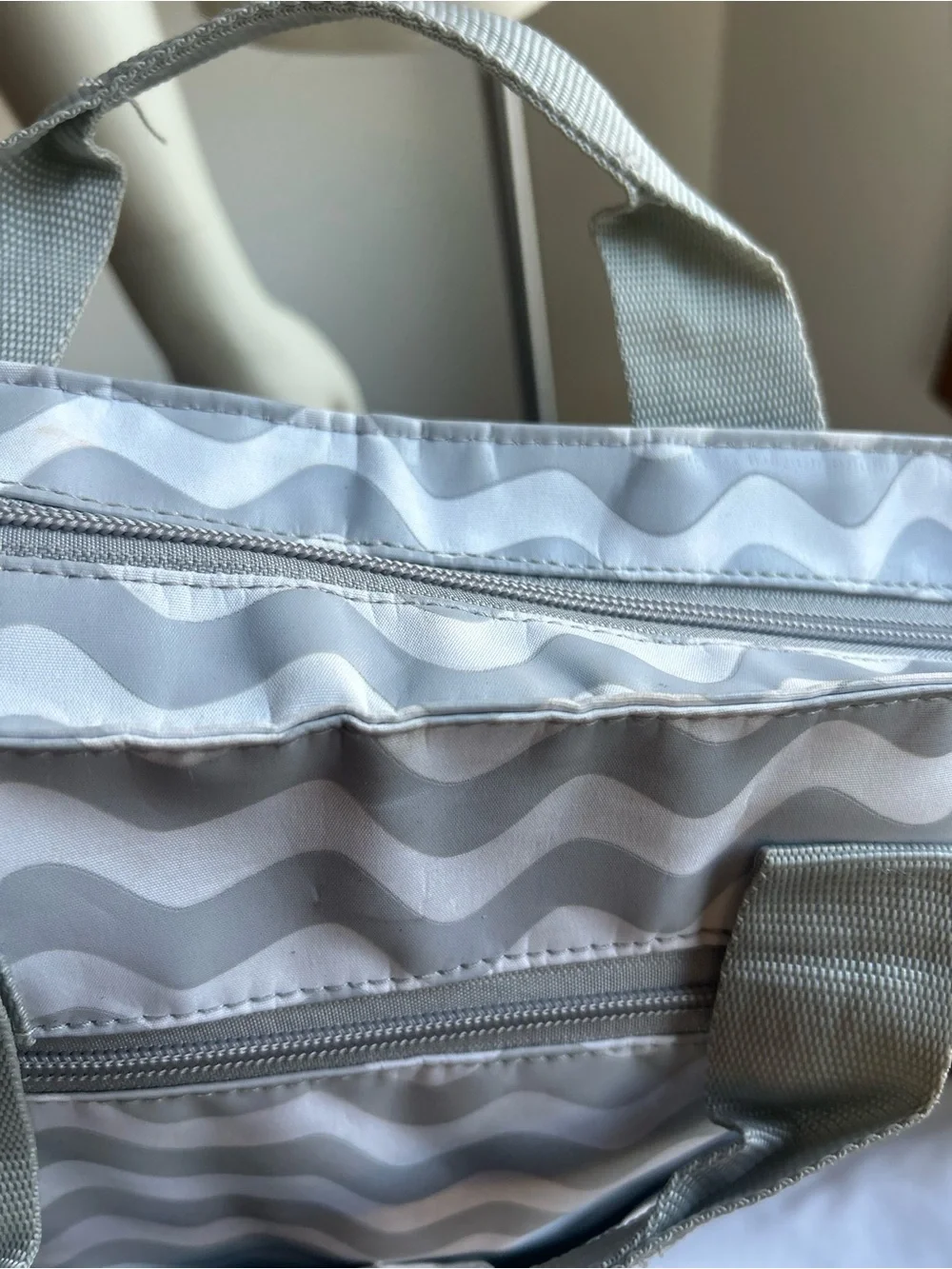 Lename Gray Wave-Print Crossbody Tote Bag with Teal Accent
